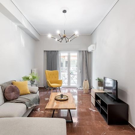 Explore History From A Chic Central Apartment Афины Экстерьер фото