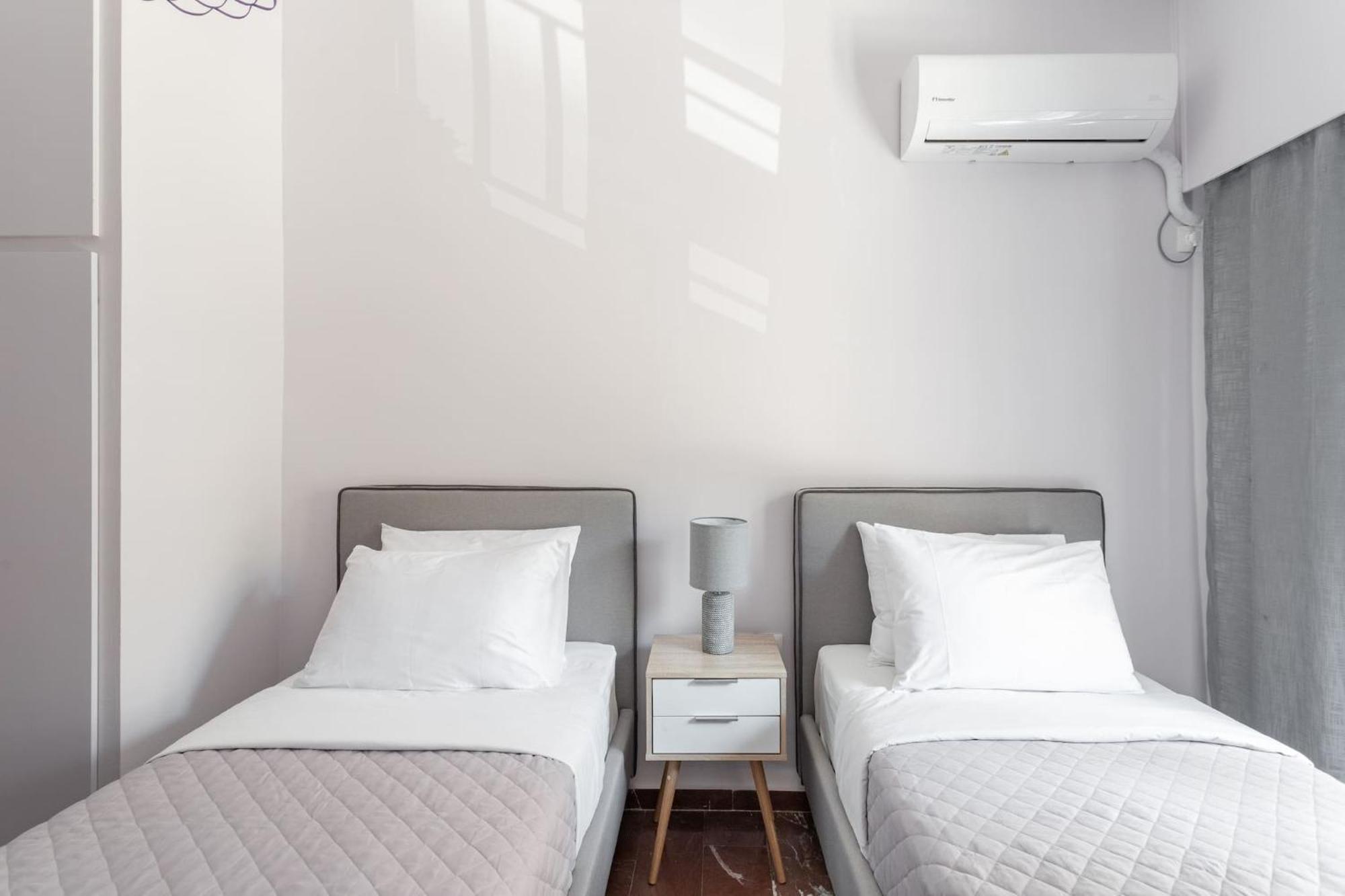 Explore History From A Chic Central Apartment Афины Экстерьер фото
