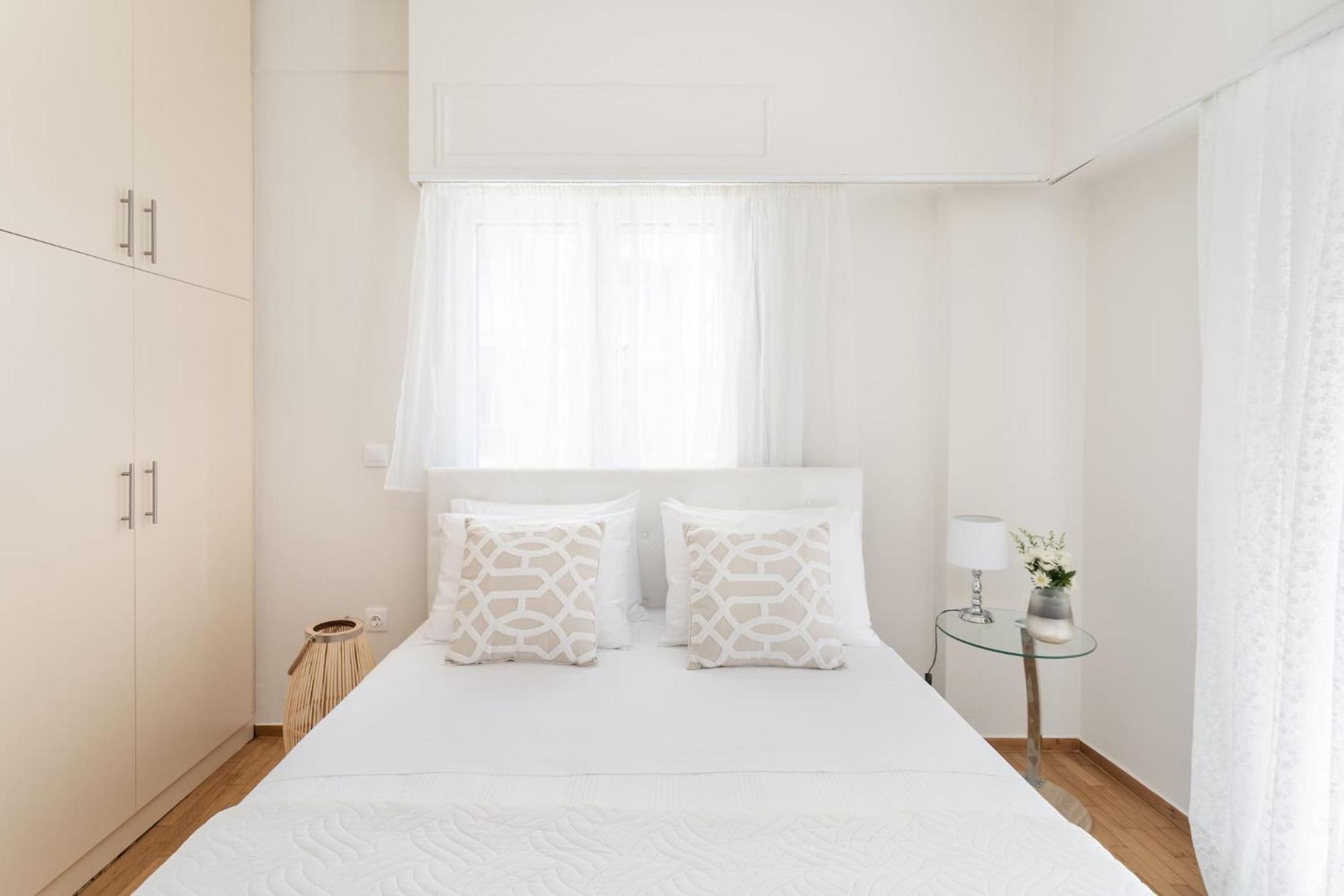 Explore History From A Chic Central Apartment Афины Экстерьер фото
