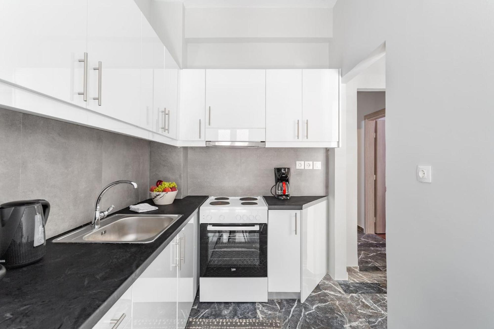 Explore History From A Chic Central Apartment Афины Экстерьер фото